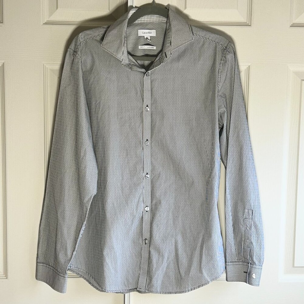 Calvin Klein 100% Cotton button down strips  shirt men's size M in gray & white